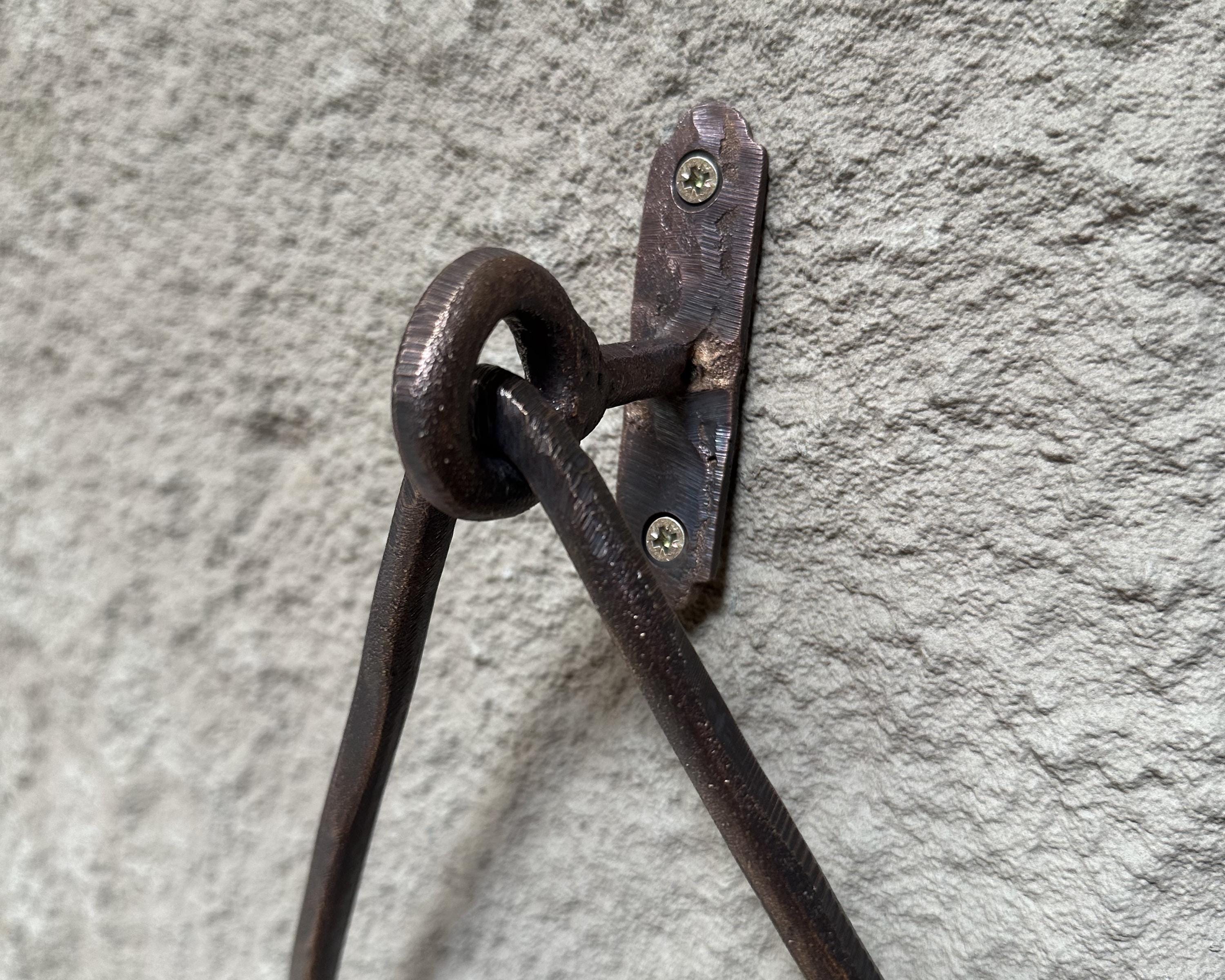 Aged Copper Towel Holder – Wall Mounted Triangle Ring